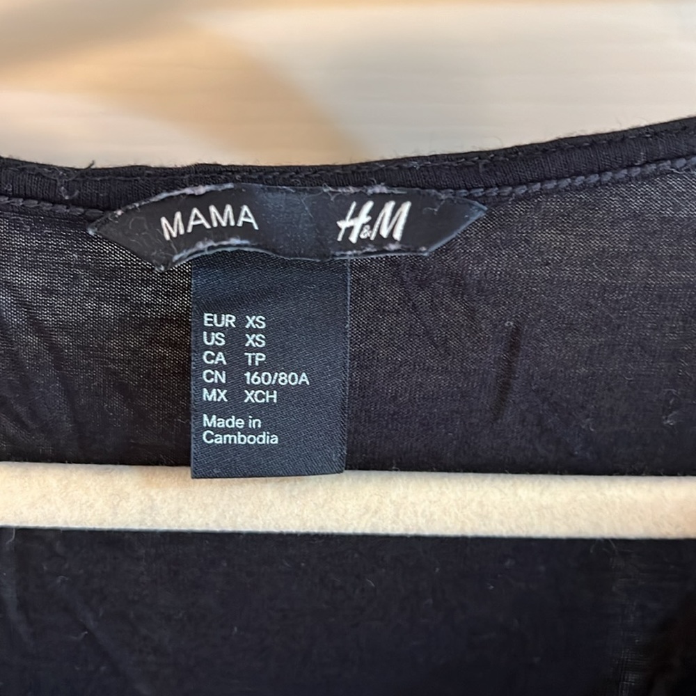 ๐ H&M Maternity Ruched Top ๐ - Picture 2 of 3